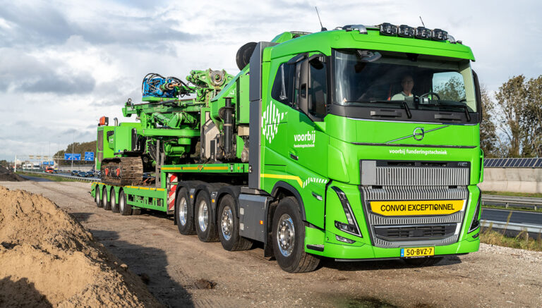 Tweede Volvo FH16 8×4 zwaartransport trekker voor Voorbij Funderingstechniek