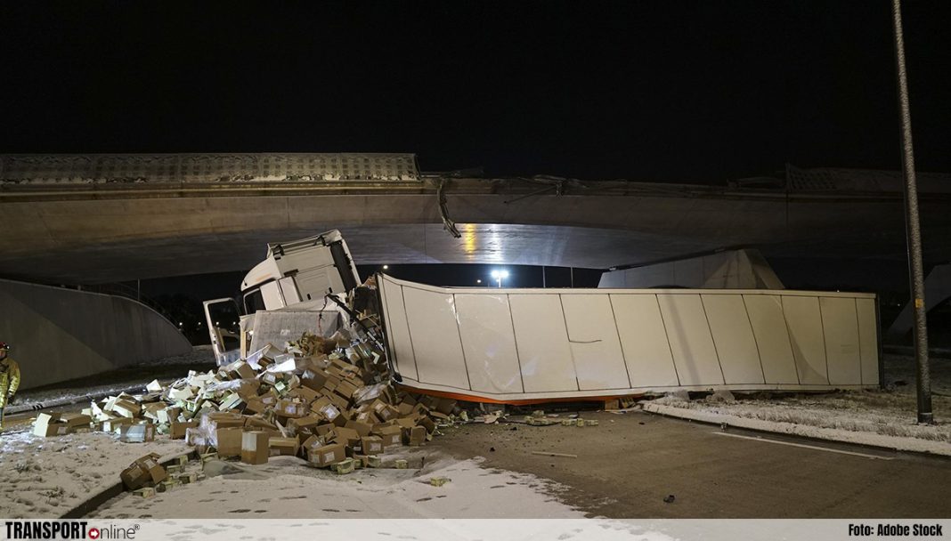 Vrachtwagen van viaduct gereden