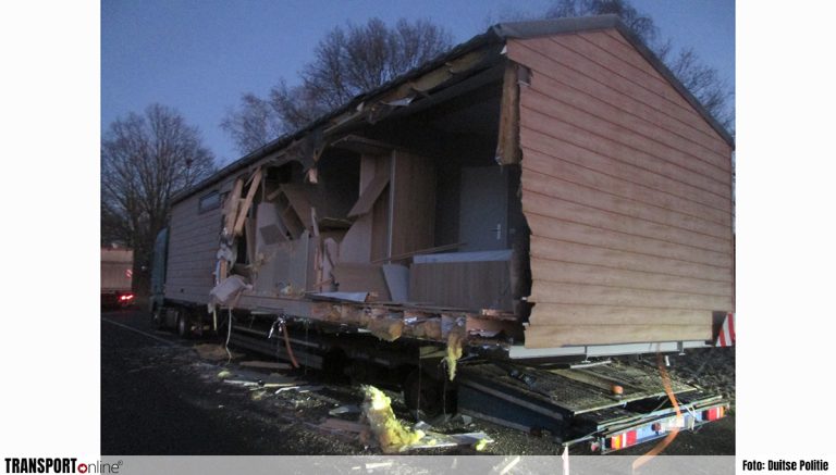 Kleine vrachtwagen rijdt prefab huis aan stukken [+foto]