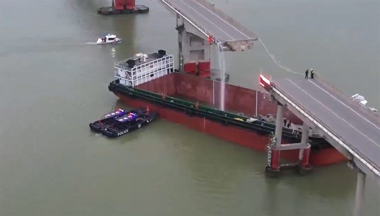 Vijf doden nadat vrachtschip tegen brugpijler in Chinese Guangzhou vaart [+video’s]
