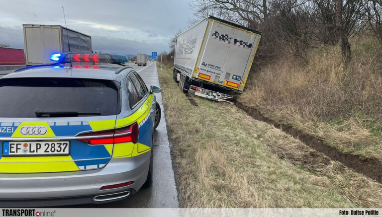 Vrachtwagenchauffeur dut in en belandt in de berm [+foto’s]