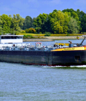 Scheepvaart op de waal.