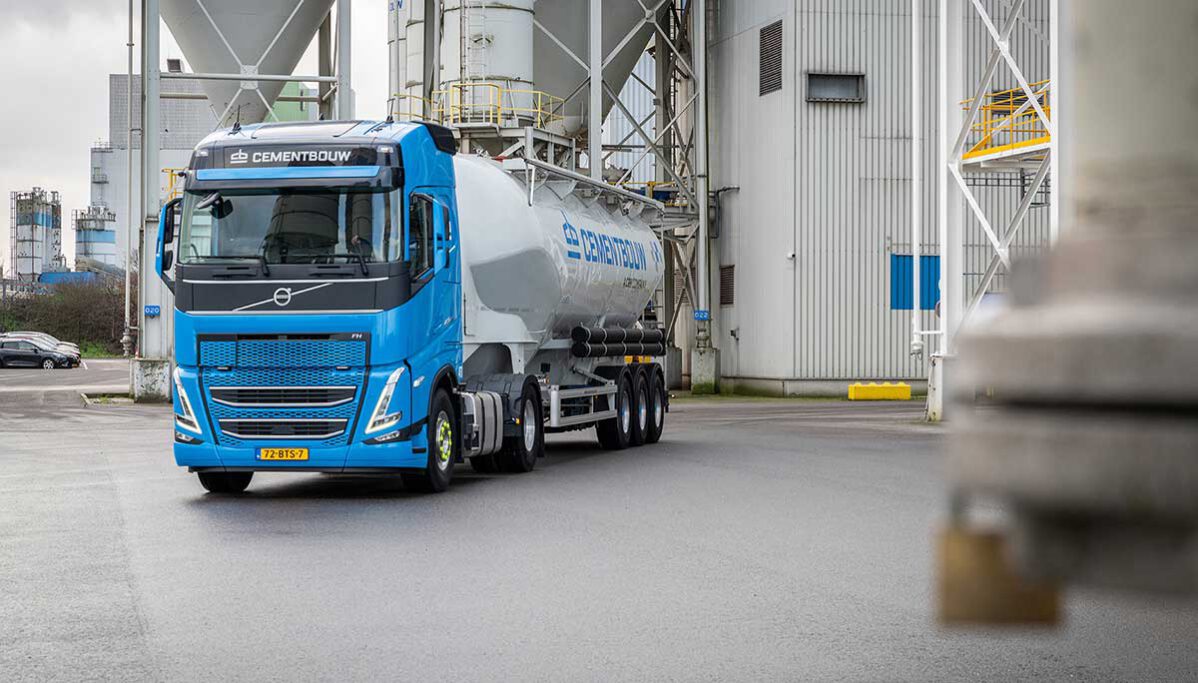 Eerste tien Volvo FH-trekkers voor Cementbouw Eerste tien Volvo FH-trekkers voor Cementbouw