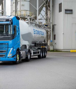 Eerste tien Volvo FH-trekkers voor Cementbouw