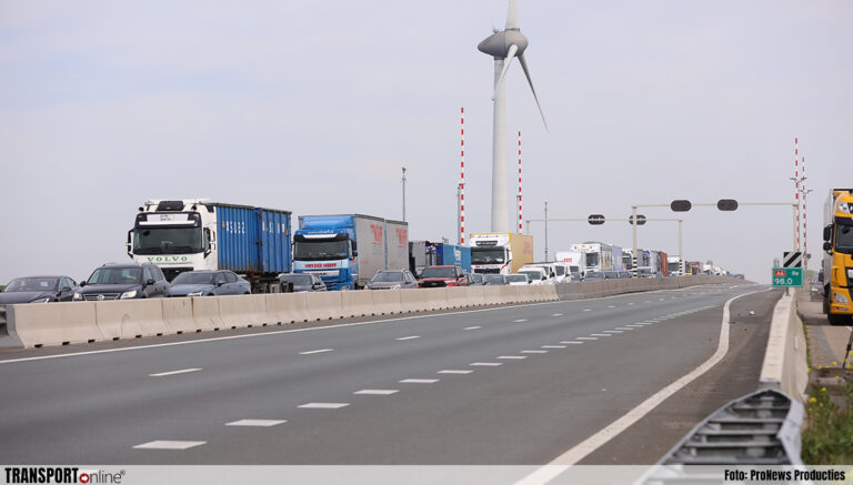 A6 tussen Lelystad en Ketelbrug afgesloten vanwege afbreken arm van hoogspanningsmast