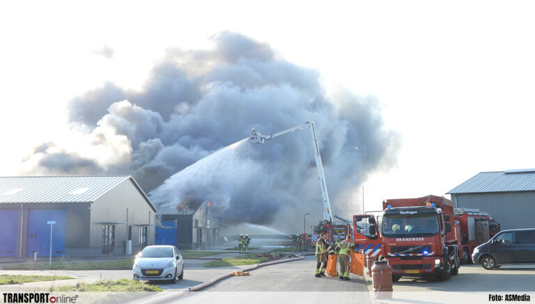 Grote brand in bedrijfsloods aan De Roede in Franeker [+foto’s]