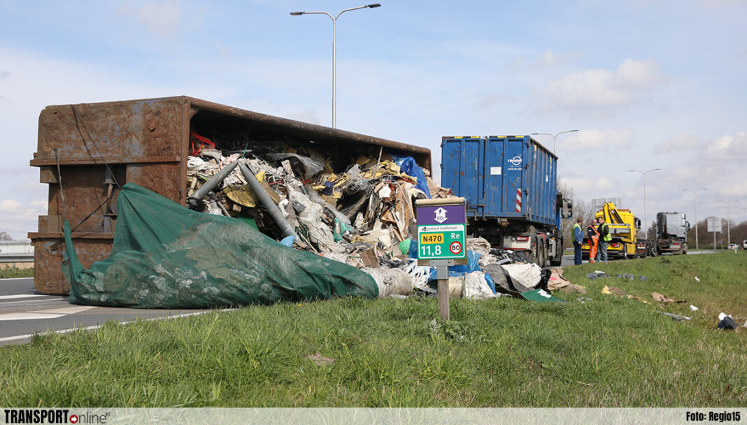 Container met afval gekanteld