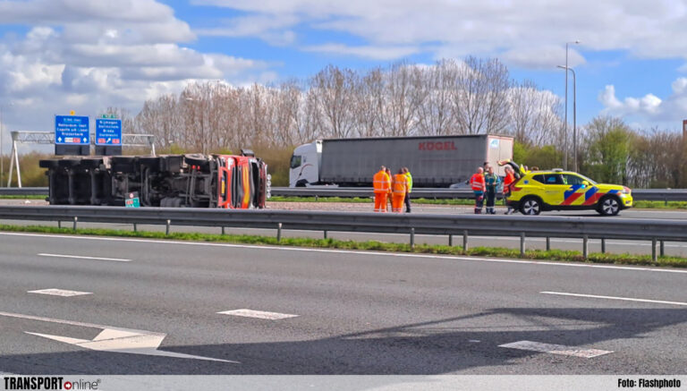 Vrachtwagen met grind gekanteld op A15
