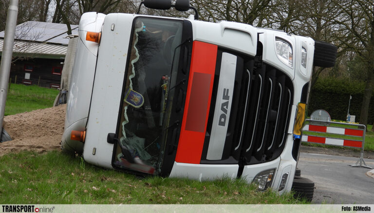 Vrachtwagen met zand gekanteld op rotonde N358 [+foto’s]