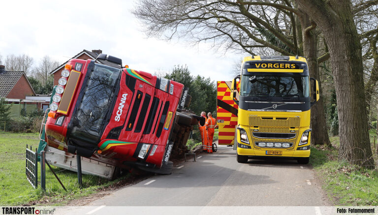 Vrachtwagen gekanteld tussen De Lutte en Oldenzaal