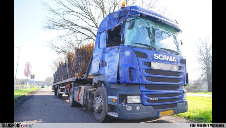 Vrachtwagenchauffeur raakt van de weg en raakt drie dikke bomen op N65 [+foto]