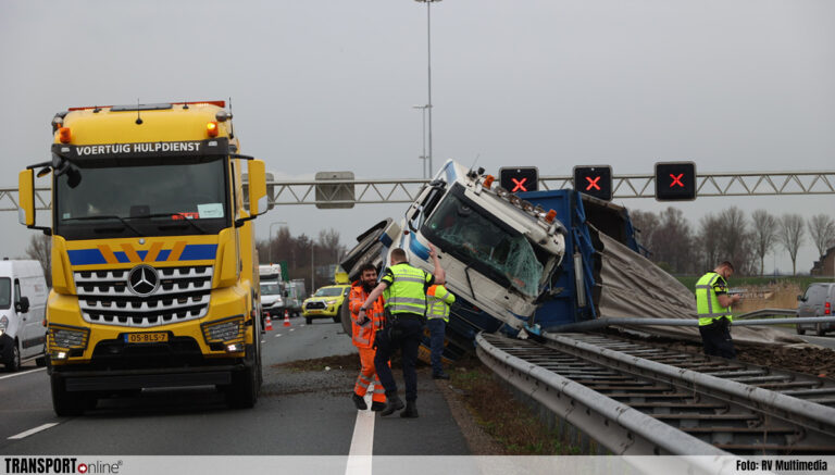 Vrachtwagen gekanteld op vangrail A27 [+foto]