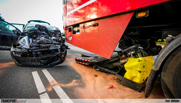 Auto botst achterop vrachtwagen in Eindhoven [+foto]