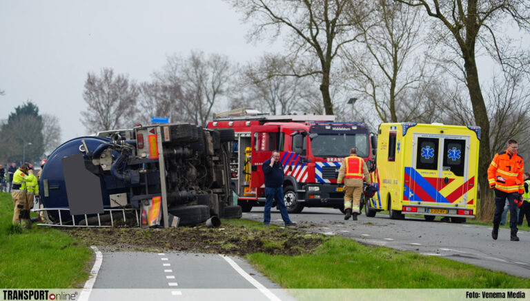 Vrachtwagen gekanteld in Middelstum [+foto]