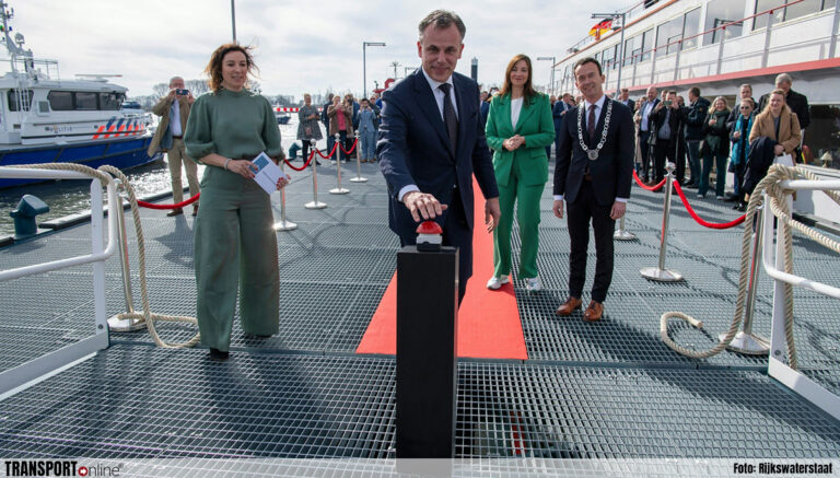 Overnachtingshaven Spijk officieel geopend door minister Harbers