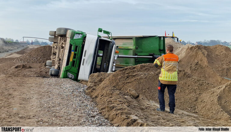 Vrachtwagen gekanteld tijdens dijkwerkzaamheden in Oosthuizen [+foto’s]