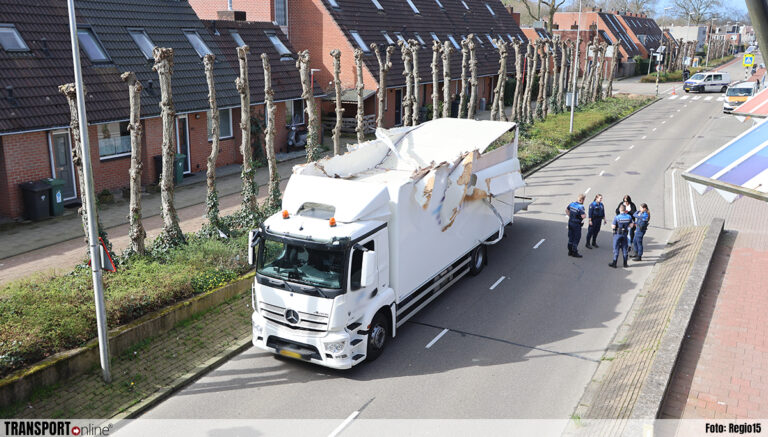 Vrachtwagen flink beschadigd nadat deze zich vastrijdt onder viaduct [+foto]