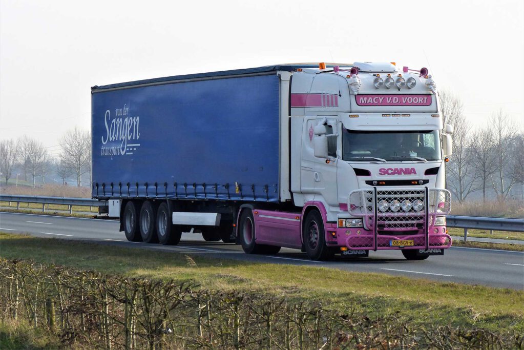 MACY v.d. VOORT MACY v.d. VOORT