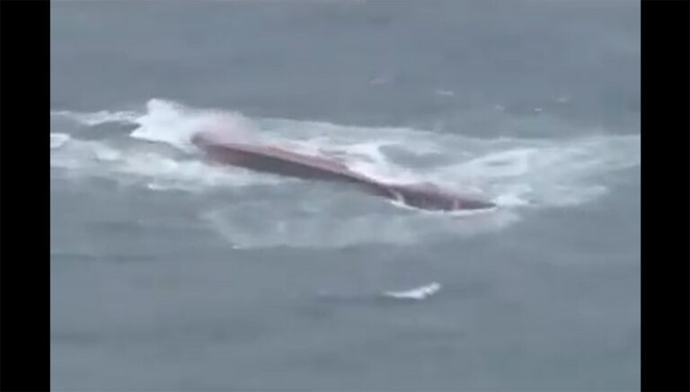 Tanker ‘Keoyoung Sun’, geladen met chemicaliën, gekapseisd voor kust Japan [+video]