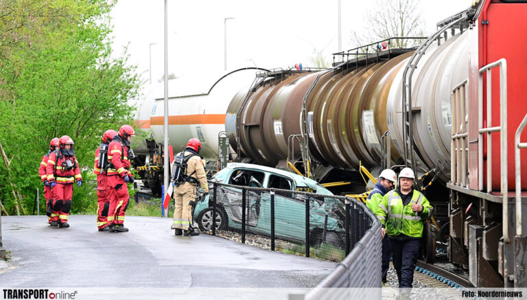 Aanrijding auto en goederentrein in Farmsum [+foto]
