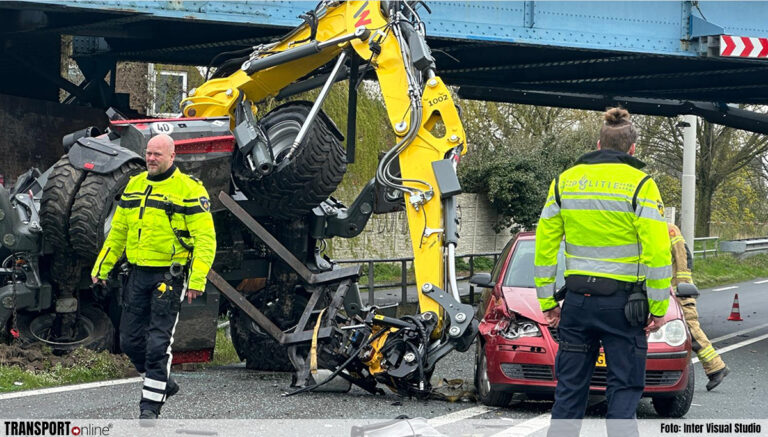 Vrachtwagen verliest graafmachine na aanrijding tegen spoorbrug N242 [+foto’s]