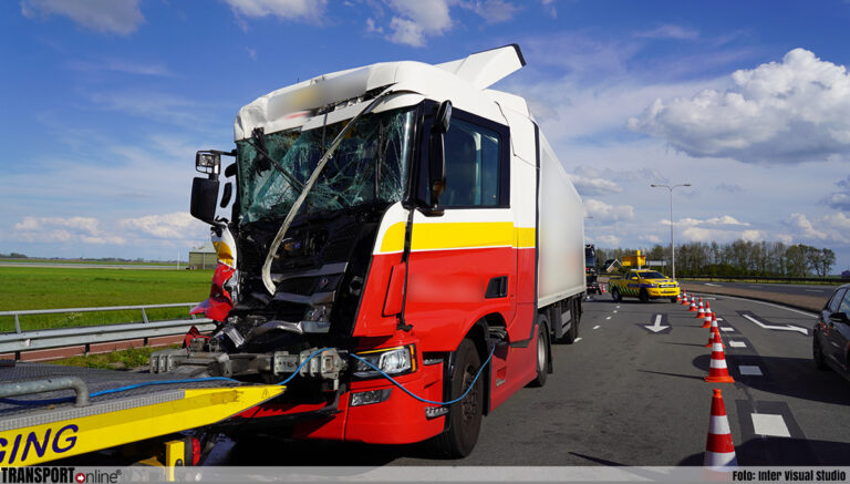 Aanrijding met twee vrachtwagens in Stompetoren [+foto’s]