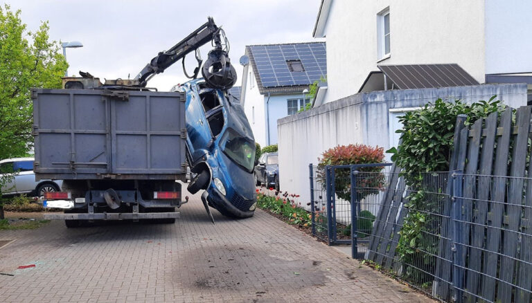 Autowrak laden gaat dankzij ‘glaasje teveel’ helemaal mis [+foto]