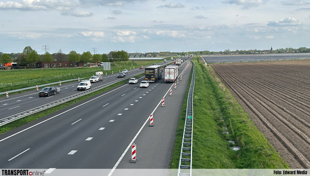 Bakens op A73 tegen vluchtstrook parkeren vrachtwagens