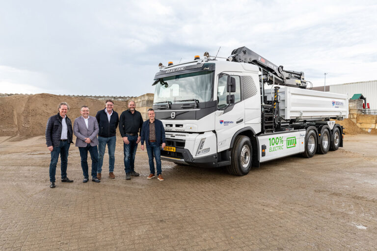 H.J. Beaujean Transport & Grondverzet neemt zijn eerste Volvo FMX Electric kraanauto in gebruik