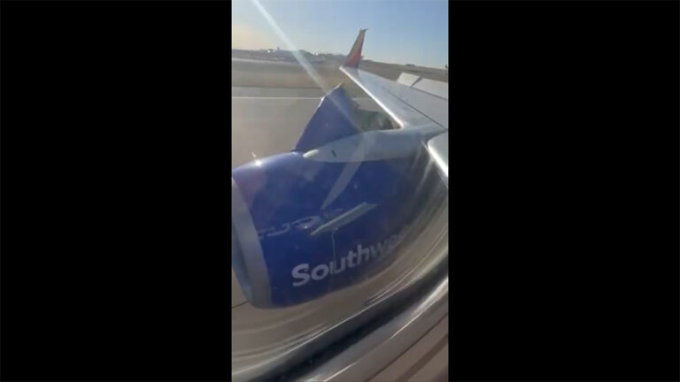 Motorkap valt van Boeing-vliegtuig tijdens opstijgen [+video]