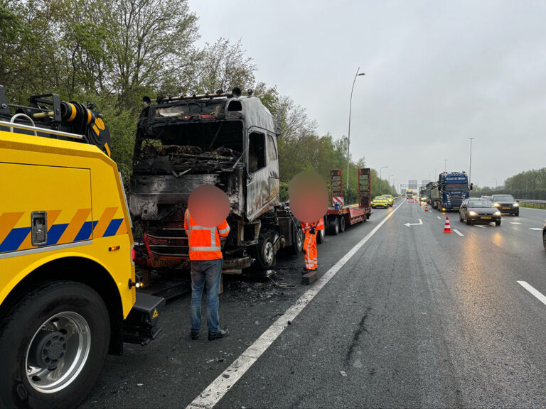 Vrachtwagen uitgebrand op A2 [+foto]