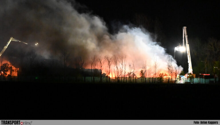 Zeer grote brand in loods met vrachtwagens in Pingjum [+foto]