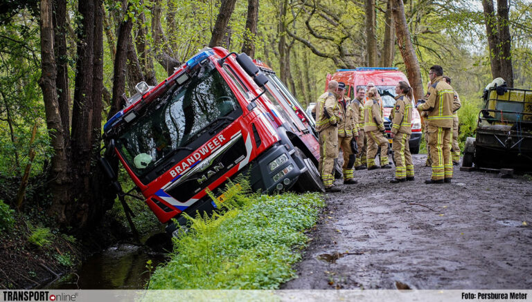 Brandweerwagen belandt ook in sloot na melding paard in sloot [+foto]