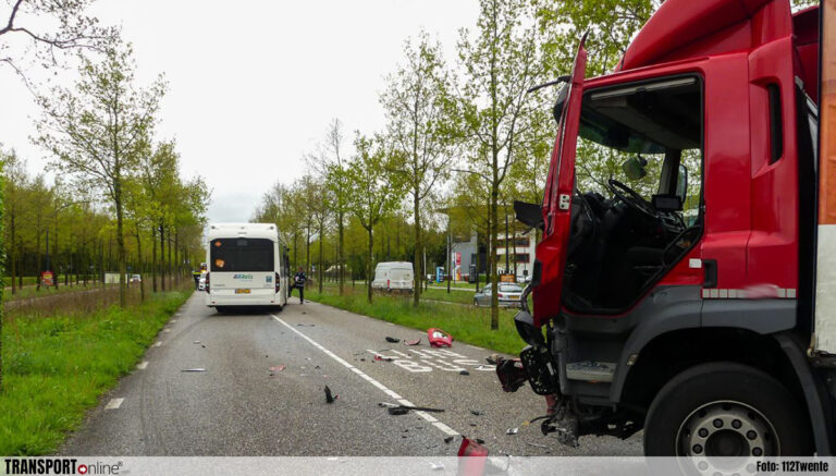 Aanrijding vrachtwagen en stadsbus in Enschede [+foto’s]