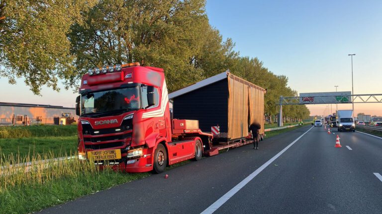 Aanrijding met twee vrachtwagens, waaronder exceptioneel transport, op A27 [+foto’s]