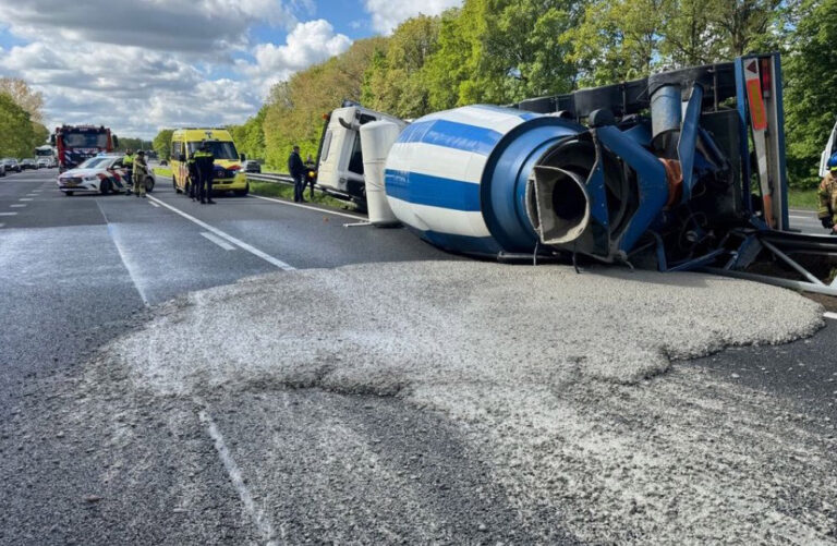 A2 in beide richtingen dicht na gekantelde vrachtwagen [+foto]