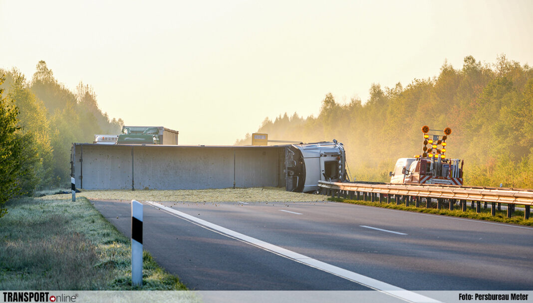 Vrachtwagen met patat gekanteld