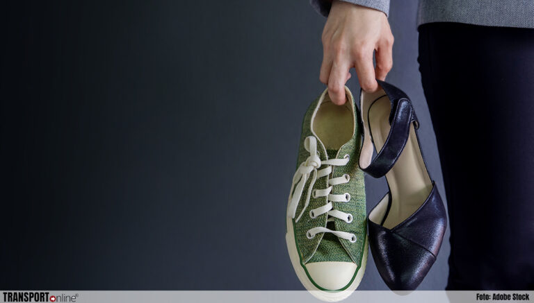 KLM-personeel mag voortaan ook sneakers dragen