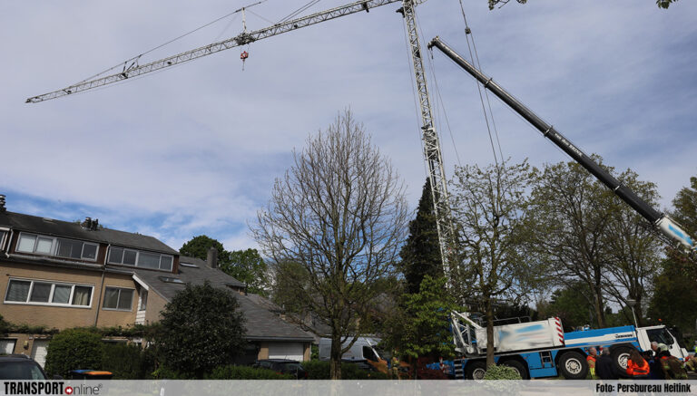 Verzakte bouwkraan in Leusden weer gestabiliseerd [+foto]