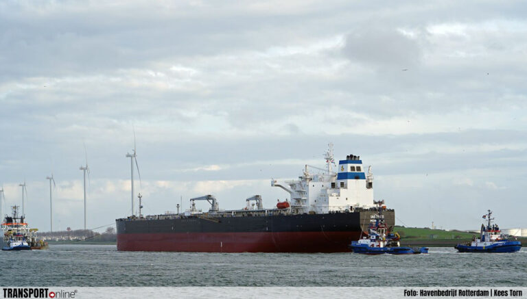 Tanker IASONAS na brand in machinekamer naar Rotterdam gesleept