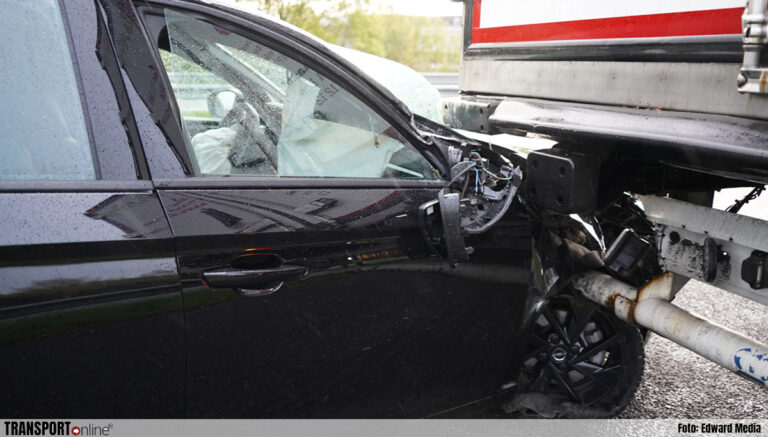 In slaap gevallen automobilist botst achterop vrachtwagen op A73 [+foto]