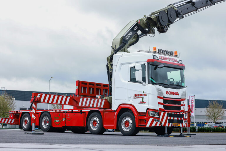 Jenniskens Kraanverhuur schaft twee imposante Scania trucks aan