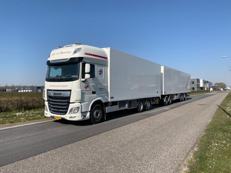 Bijna twintig vrachtwagens van Joh. van der Haas staan stil op Brits parkeerterrein door nieuwe controles