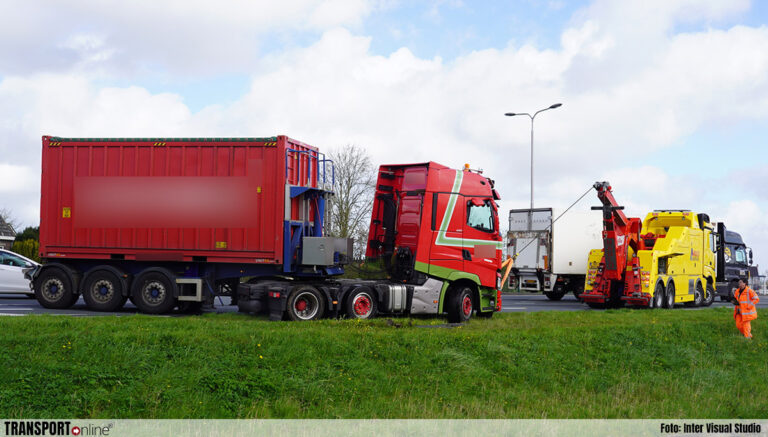 Vrachtwagen geschaard op N242 [+foto’s]