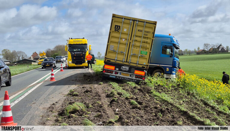 Vrachtwagen vast in berm op N244 [+foto’s]