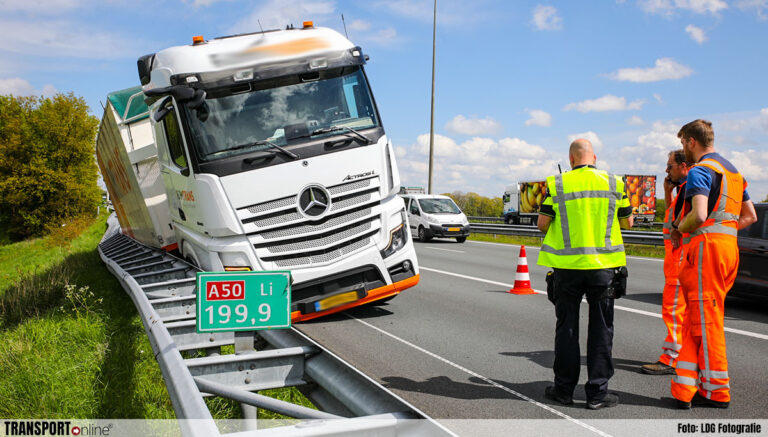 Vrachtwagen staat op kantelen op A50 [+foto]