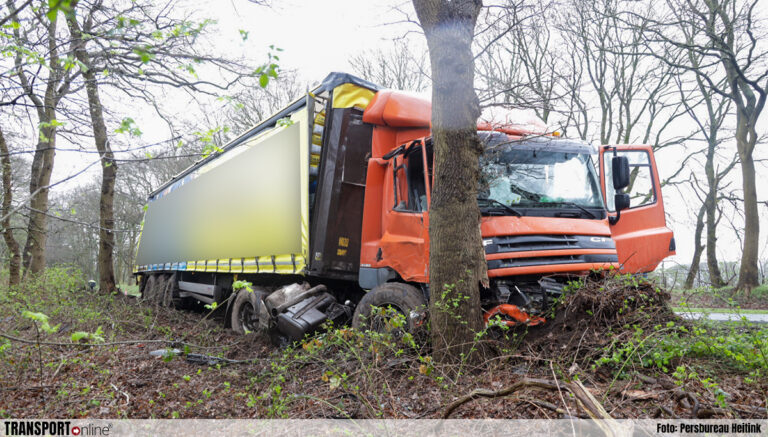 Vrachtwagenchauffeur raakt van de weg en botst tegen boom op N310 [+foto]
