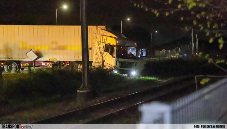 Dronken vrachtwagenchauffeur belandt na ongeval net niet op het spoor [+foto]