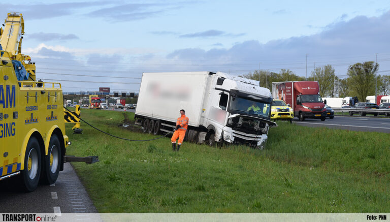 Vrachtwagen van de weg geraakt op A28 [+foto]