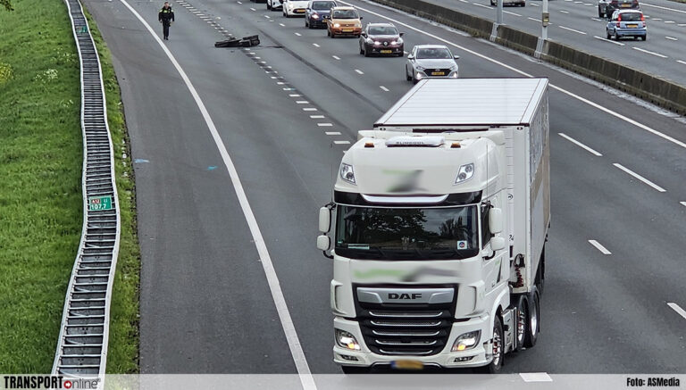 Bestelwagen botst achterop vrachtwagen [+foto’s]